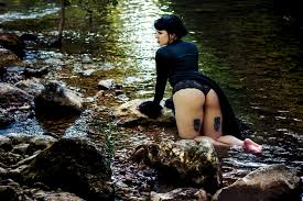 Resting in a stream. My FSM what an ass... Porn Pic - EPORNER