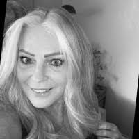 Lynette Robbins's Instagram, Twitter & Facebook