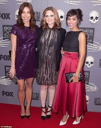 Pregnant Emily Deschanel Celebrates Their 200th Episode Emily Deschanel Bones Tv Series Fashion Tv