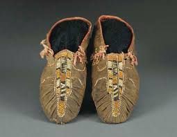 Most native people, however, kept some elements of tradition, by wearing moccasins and leggings, decorating their clothing with silver ornaments, or keeping their crochet patterns woodland art woodland indians. An Early Eastern Woodlands Yarn Sash