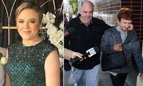 Avustralya'nın sydney kentinde yaşayan 24 yaşındaki monica elizabeth young adlı öğretmen, boş sınıfta 14 yaşındaki öğrencisiyle cinsel ilişkiye girdi. Sydney Teacher Accused Of Sexually Abusing Teenage Schoolboy Allegedly Rang Pupil S Mother Daily Mail Online