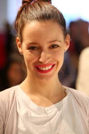 Paris Hilton sorgt für Glamour auf der Beauty Messe