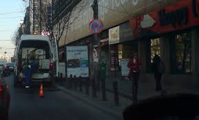 B) in zona de actiune a indicatorului stationarea interzisa. Oprirea Si Stationarea Legislatie Cu Poze Dinmasina Ro