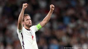 Kane told spurs in may he sky sports news reporter paul gilmour exclusively reveals tottenham striker harry kane has not. Euro 2020 Harry Kane Reacquaints With Old Foe Giorgio Chiellini Sports German Football And Major International Sports News Dw 09 07 2021