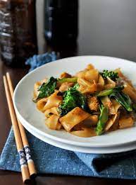 Noodleswithsweetsoysauce Ingredients 8 Ounces Fresh Wide Flat Rice Noodles Sen Yai 1 2 Cup Chicken Sl Thai Food Dishes Recipes Asian Recipes
