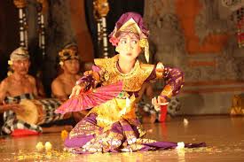 Tari serimpi terpecah menjadi dua jenis yaitu jogja dan surakarta karena pada waktu itu kerajaan mataram mengalami perpecahan. Bukan Hanya Kecak Inilah 5 Tari Asal Bali Lainnya Yang Nggak Kalah Kece Mister Aladin Travel Discoveries