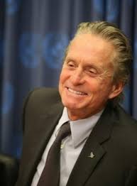 Michael Douglas podría no superar tratamiento de cáncer a la garganta,  afirma médico