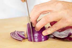 Spread rinsed raw onions on a clean kitchen towel or layers of paper towels and pat dry. How To Slice An Onion