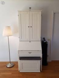 Während einige händler leider seit jahren ausschließlich wohnstil mit überteuerten preisen und zudem vergleichsweise minderwertiger qualität aufmerksamkeit erregen. Ikea Schreibtisch Mit Schrank Sekretar Kaufen Auf Ricardo