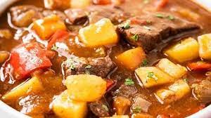 500 gram dana eti (kalın küpler halinde kesilmiş) 3 adet kuru soğan (yemeklik doğranmış) 2 adet domates (rendelenmiş) 5 yemek kaşığı sıvı yağ. Macar Gulas