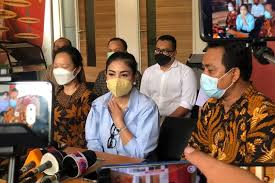 Bunda dua anak ini juga sempat lampirkan. Nindy Ayunda Hadirkan Tiga Saksi Untuk Buktikan Dugaan Kdrt Halaman All Kompas Com