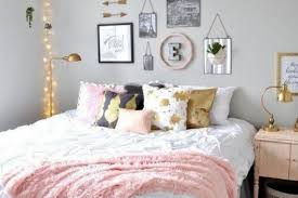 Desain rumah minimalis yang memiliki 3 kamar atau lebih akan terkesan lebih elegan dengan warna lampu kuning yang hangat. 10 Inspirasi Desain Kamar Tidur Minimalis Sederhana Unik