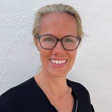 Helen Pearson, Advanced Nurse Practitioner in solid tumours, researcher and  CCLG member, undertook a study to understand parents' decision making in  relapsed and refractory neuroblastoma 🎗️💛 In our latest issue of Contact