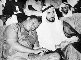 صورة نادرة للرئيس السوداني الراحل جعفر نميري ينام على كتف الشيخ زايد بن سلطان آل نهيان حكاية صورة egypt history egyptian history palestine history