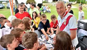 Последние твиты от sc wiener viktoria (@wienerviktoria). Wiener Viktoria Und Toni Polster Fussball Mit Sozialer Gratzlhilfe Kombiniert