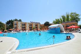 Complex dunarea 3 stele eforie nord este situat in partea de sud a statiunii, in apropierea garii si la aproximativ 1 km fata de plaja. Complex Hotelier Dunarea Eforie Nord