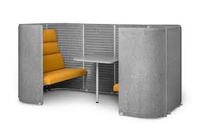 Somos un equipo selecto, como guías profesionales licenciados multilingües, intérpretes y profesionales del sector turístico con mucha experiencia. Soundroom Meetingpoint Mit Besprechungstisch