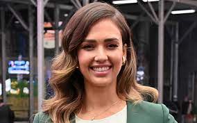 Her family moved to biloxi, ms, when she was an infant. Jessica Alba Wears Money Green Suit For Honest Co S Trading Debut Pochta News