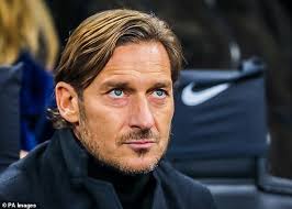 Francesco totti is an italian footballer who is the captain of serie a club roma. Wir Nicht Reden Fur Tage Francesco Totti Verrat Dass Er Fast Brach Mit Seiner Frau Uber Eine Katze Aktuelle Boulevard Nachrichten Und Fotogalerien Zu Stars Sternchen