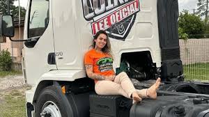 Mulheres ao volante: caminhoneira comenta desafios da profissão