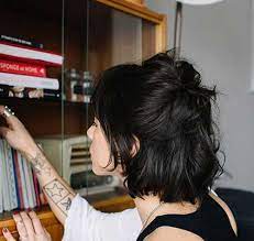 If you have a lot of wave to your hair, have the ends thinned out and cut your hair into a modern pageboy. Pin On Tinte