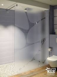 Schone Walk In Dusche Mit Sattinierter Trennwand Walk In Dusche Duschwand Duschtrennwand