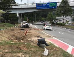 Bercerita lanjut, ayien berkata semasa sedang merakam video itu dia memang ada ternampak karpet kereta terjatuh dalam gaung melalui tingkap belakang semasa ia dibawa naik ke atas tetapi tidak ternampak kelibat jari panjang yang heboh diperkatakan itu. Kereta Terbakar Selepas Kemalangan Simpan Alat Pemadam Api Kenderaan Di Dalam Kenderaan Anda Gohed Gostan