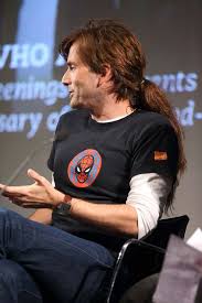 David Tennant S New Ponytail Defies Both Space And Time David Tennant David Doctor