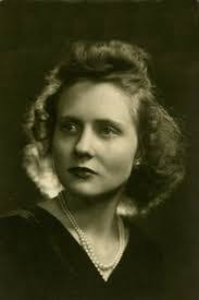 Nora Comer's Instagram, Twitter & Facebook