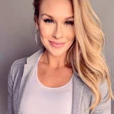 Kasey Linton's Instagram, Twitter & Facebook