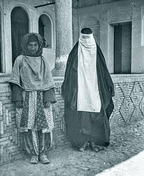 A Zoroastrian (left) and Muslim woman from Persia in the late 19th century.  : r/Zoroastrianism