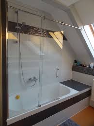 Duschwand Badewanne Badewannenaufsatze Aus Glas Glasduschen Badezimmer Dachschrage Badewanne Duschwand