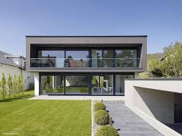 Einfamilienhaus Prasentiert Sich Als Monolithische Gebaudeskulptur Architektur Haus Haus Architektur Cube Haus