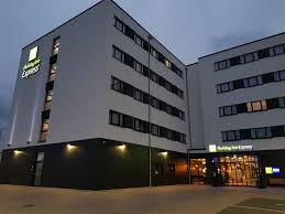 It has a 4.5 overall guest rating based on 1015 reviews. Oberhausen Holiday Inn Express Hotel Ten Brinke