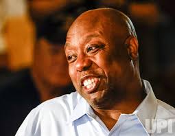 Photo: US Senator Tim Scott speaks to voters in Des Moines, Iowa