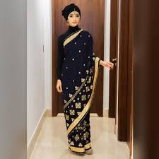 Pakaian satu ini menjadi pilihan pertama bagi pria untuk tampil dalam situasi formal, maupun dalam situasi kasual. 15 Potret Artis Indonesia Dalam Balutan Pakaian India Eksotis