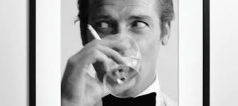 Roger Moore: ingelijste zwart-wit foto van James Bond