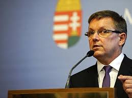 Varju lászló azt kérdezte, hogyan ülhet a helyén matolcsy györgy, szijjártó péter külgazdasági és külügyminiszter, aki tarsoly csabával közösen üzletelt, fazekas sándor földművelésügyi miniszter, akinél százmilliók tűntek el, illetve orbán viktor miniszterelnök, aki a 150 milliárd forintos csalásról tudott. Itthon Archives Fuhu