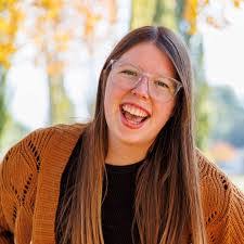 Kari Morrow's Instagram, Twitter & Facebook