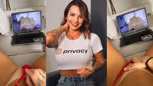 Karol Rosalin pelada batendo siririca assistindo porno no notebook