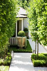 Simplicity And Formality Fuse Together To Create An Elegant Garden Design By Peter Fudge In Sy Front Yard Landscaping Courtyard Landscaping Small Garden Design