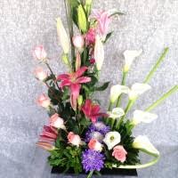 Coloca los claveles, uno de cada lado de los pequeños conjuntos que formaste anteriormente con las rosas, ponlos en diferentes profundidades y distintos ángulos. Como Elaborar Arreglos Florales Naturales Con Rosas