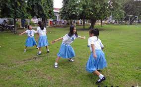Patintero Sugbuhanon Tubiganay This Filipino Game Can Takes Hours To Play Is Lots Of Fun And It S Good Exercise For The Yo Kids Playing Kids School Children