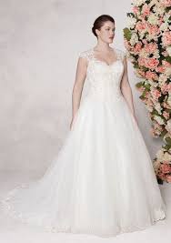 Questo abito si contraddistingue dalla gonna molto ampia, a volte con vari strati di tulle e dal corpetto abbastanza stretto che da risalto al decoltè. Abito Da Sposa In Stile Principessa In Tulle E Pizzo Cordonato Decorato Con Perline Angela Caputo Sposa