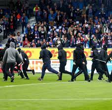 Pauli ist mit 47 zählern siebter. Holstein Kiel Fc St Pauli Chaoten Sturmen Vor Dem Anpfiff Den Platz Welt
