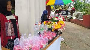 Maybe you would like to learn more about one of these? Raup Rp 1 Juta Per Hari Dari Tradisi Ziarah Kubur Jelang Ramadan Suara Jabar