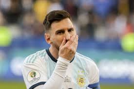 The chilean football federation issued a statement on sunday saying it recognises the violation of the health bubble of the squad participating at copa america, with the unauthorised entry of a barber who, despite his negative pcr test, should not have. 90plus Futbol Argentina Vs Chile Copa America 2019 El Jugador De La Seleccion Argentina Lionel Messi Es Fussball International Serios Kompakt