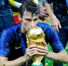 Benjamin pavard prefers to play with right foot. Fc Bayern Vfb Stuttgart Benjamin Pavard Der Teure Blasse Weltmeister Welt