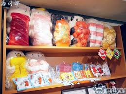 從大阪傳統壽司店起家壽司郎（スシロー）在日本已經有34年歷史 全國設有500家店鋪，是日本最大的迴轉壽司品牌 2011年起已蟬聯七年日本迴轉壽司品牌之冠 於今年六月中跨海來台，繼台北的兩家分店後終於揮軍南下啦 南部第一家壽司郎就選定在夢時代，這. å°åŒ— å£½å¸éƒŽã‚¹ã‚·ãƒ­ãƒ¼å°åŒ—é¤¨å‰è·¯åº—æ—¥æœ¬æœ€å¤§è¿´è½‰å£½å¸åº—æ‡¶å–µå…'æ»´çª©