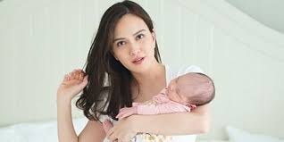 Kenapa yaa kok sempat viral dan bikin ashanty dan aurel tercengang? Meski Dirumahaja Shandy Aulia Pakai Make Up Dulu Sebelum Menyusui Baby Claire Kapanlagi Com